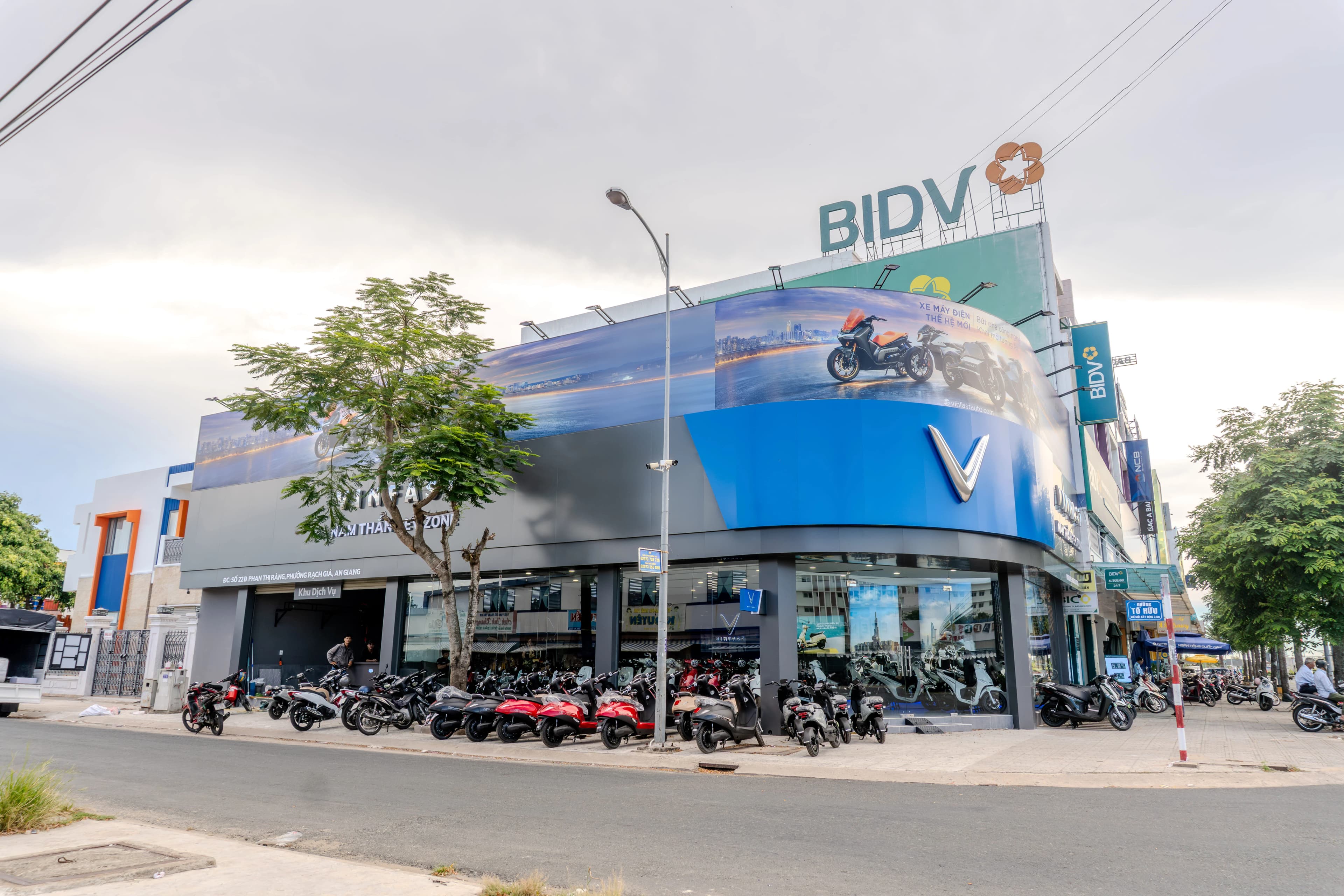 KHAI TRƯƠNG VINFAST NAM THẮNG EV ZONE: Showroom Xe Máy Điện Cao Cấp Đầu Tiên Tại Rạch Giá